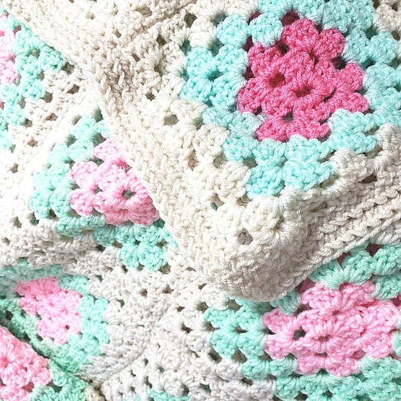 Pastel Hand Made Afghan Blanket Throw Crocheted NWT - Picture 2 of 2
